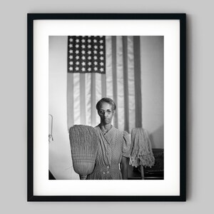 Frau Arbeiter steht vor der amerikanischen Flagge in Washington DC Schwarzweiss Fotografie Fine Art Print - Wand Dekor