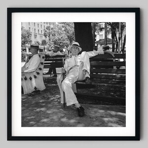 Porträt eines Mannes, der auf einer Parkbank ausruht und einen weißen Anzug trägt Jacksonville Florida Black and White Photography Fine Art Print Wall Decor