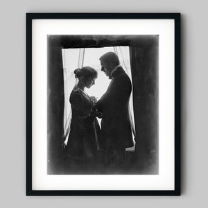 Hombre y mujer en la sombra, uno frente al otro frente a una silueta de ventana brillante Fotografía en blanco y negro Impresión de bellas artes - Decoración de pared
