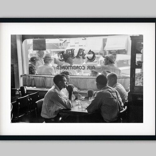 Groupe d'hommes s'asseoir pour déjeuner dans un restaurant à Vale, Oregon, États-Unis, impression d'art photographie noir et blanc - décoration murale