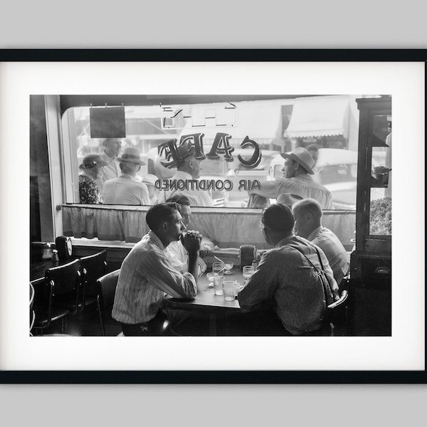 Gruppe von Männern sitzt zusammen, um eine Mahlzeit zu essen in einem Diner-Restaurant in Vale Oregon USA Schwarz und Weiß Fotografie Fotografie Fine Art Print - Wand-Dekor