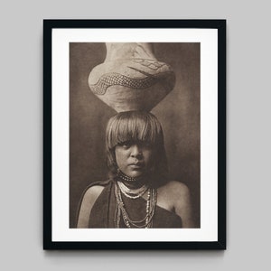 Junge Indianerin mit kurzem Haar balancieren bemaltes Glas auf ihrem Kopf Schwarzweiss Fotografie Fine Art Print - Wand Dekor