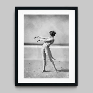 Vrouw met vloeiende jurk dansend in de wind op een strand Zwart-wit fotografie Fine Art Print - Wall Decor