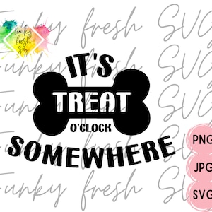 Puede incluir: Diseño gráfico en blanco y negro de un hueso con el texto "It's Treat O'Clock Somewhere".