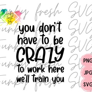 Du musst nicht verrückt sein, hier zu arbeiten, wir trainierst dir SVG/PNG/JPG | Kostenlose kommerzielle Nutzung | Digitale Schnittdatei für Cricut/Silhouette