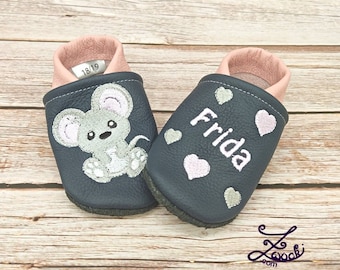 Chaussures rampantes avec prénom (babouches cuir, chaussons cuir) en cuir, souris de différentes couleurs Cadeau fait main naissance baptême fêtes fille garçon