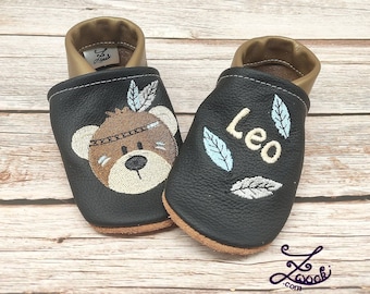 Krabbelschuhe mit Name (Lederpuschen, Lederpatscherl) aus Leder, Indianer Bär in versch. Farben - Handmade Geschenk Geburt Taufe Mädchen Bub