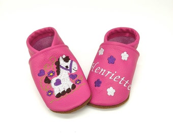 Zapatos de gateo con nombre (batuches de cuero, pantuflas de cuero) hechos de cuero, caballo en diferentes colores - bautismo de nacimiento de regalo hecho a mano