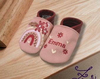 Krabbelschuhe mit Namen personalisiert Lederpuschen Geschenk Geburt Babyparty Regenbogen Blumen
