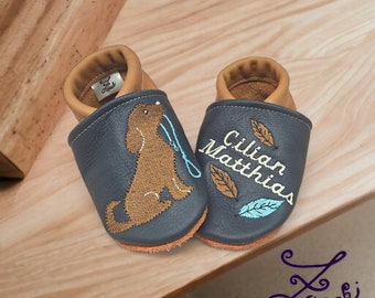 Krabbelschuhe mit Namen personalisiert Lederpuschen Babyparty Geburt Geschenk Hund mit Leine und Federn