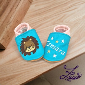Krabbelschuhe mit Namen personalisiert Lederpuschen Geschenk Geburt Babyparty Löwe mit Sterne