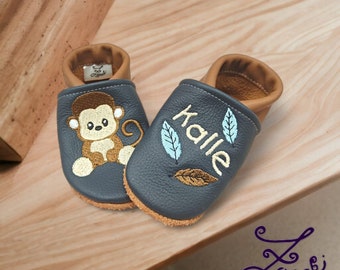 Krabbelschuhe mit Namen personalisiert Lederpuschen Handmade Boho Affe mit Federn