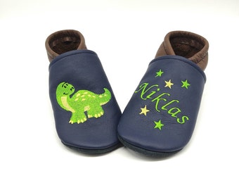 Zapatos de gateo con nombre (batuches de cuero, pantuflas de cuero) hechos de cuero, Dino en diferentes colores - regalo hecho a mano celebraciones de bautizo de nacimiento