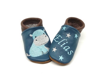 Chaussures rampantes avec prénom (babouches en cuir, chaussons en cuir) en cuir, hippopotame de différentes couleurs - cadeau fait main naissance baptême célébrations garçon