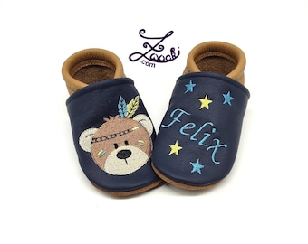 Krabbelschuhe mit Name (Lederpuschen, Lederpatscherl) aus Leder, Indianer Bär in versch. Farben - Handmade Geschenk Geburt Taufe Mädchen Bub