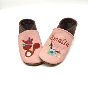 Kruipschoenen met naam (leren pantoffels, leren patschers) van leer, eekhoorns in verschillende kleuren Handgemaakt cadeau voor geboorte, doop, vieringen