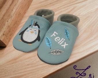 Krabbelschuhe mit Namen personalisiert Lederpuschen Babyparty Geburt Geschenk Boho Indianer Pinguin mit kleine Federn