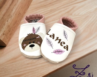 Krabbelschuhe mit Namen personalisiert Lederpuschen Geschenk Geburt Babyparty Boho Indianer Bär mit kleinen Federn