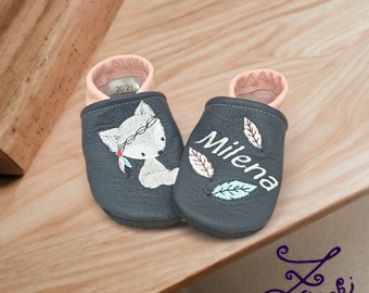 Krabbelschuhe mit Namen personalisiert Lederpuschen Geschenk Geburt Babyparty Boho Indianer Fuchs grau mit kleine Federn