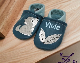 Krabbelschuhe mit Namen personalisiert Lederpuschen Babyparty Geburt Geschenk Wolf mit großen Federn