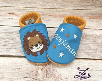 Krabbelschuhe mit Name (Lederpuschen, Lederpatscherl) aus Leder , Löwe Bub in versch. Farben - Handmade Geschenk Geburt Taufe Feiern
