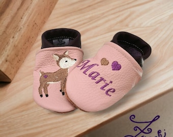 Krabbelschuhe mit Namen personalisiert Lederpuschen Babyschuhe Hausschuhe Boho Blumen Reh Rehkitz und zwei Herzen
