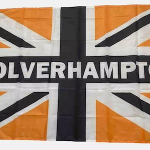 Può includere: Bandiera rettangolare con un disegno Union Jack in arancione, nero e bianco, con la scritta "WOLVERHAMPTON" in bianco. La bandiera è in tessuto ed è probabilmente per una squadra sportiva o un'area locale.