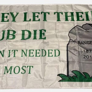 Puede incluir: Una bandera blanca con texto verde que dice "They let their club die when it needed them most". Una lápida gris con el texto "Rangers 1872 2012" está en el fondo.