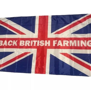 Może przedstawiać: Czerwono-biało-niebieska flaga Unii Jack z napisem "Back British Farming" nadrukowanym na środku białym kolorem.