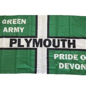 Könnte beinhalten: Grün-weiße Flagge mit dem Text "Green Army", "Plymouth" und "Pride of Devon".