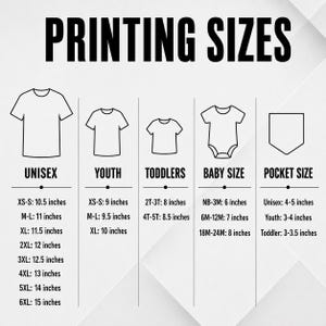 Pu&ograve; includere: Un grafico in bianco e nero intitolato PRINTING SIZES che mostra icone per abbigliamento unisex, giovani, bambini, neonati e tasche. Elenca dimensioni specifiche in pollici per varie taglie, da XS a 6XL per l'unisex e per fasce d'et&agrave;.