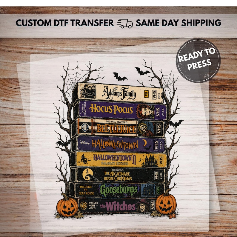 Puede incluir: Una hoja de transferencia DTF que muestra una pila de ocho cintas VHS antiguas con t&iacute;tulos de pel&iacute;culas de Halloween como The Addams Family, Hocus Pocus, Beetlejuice, Halloweentown, The Nightmare Before Christmas, Goosebumps y The Witches.
