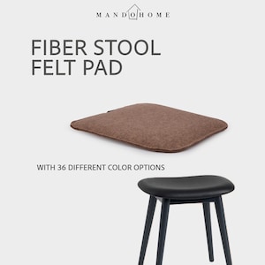 Może przedstawiać: Brązowa podkładka filcowa na stołek, umieszczona nad czarnym stołkiem. Tekst głosi MANDO HOME, FIBER STOOL FELT PAD oraz WITH 36 DIFFERENT COLOR OPTIONS. Podkładka jest prostokątna z zaokrąglonymi rogami i posiada wyczuwalną fakturę.
