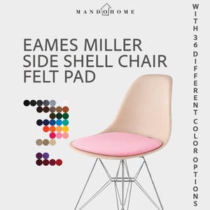 Puede incluir: Un cojín de fieltro rosa sobre una silla Eames Miller. La imagen muestra una variedad de opciones de color. La silla tiene un asiento beige claro y una base de metal plateado. El texto dice "EAMES MILLER SIDE SHELL CHAIR FELT PAD".