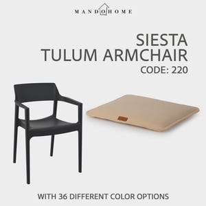 Peut inclure: Un fauteuil Tulum noir et un coussin beige. Le fauteuil a un design moderne avec des accoudoirs. Le coussin est rectangulaire avec une petite étiquette marron. Le texte de l'image indique "Siesta Tulum Armchair" et "Avec 36 options de couleurs différentes."