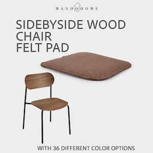 Può includere: Una sedia in legno con struttura in metallo nero e un cuscinetto in feltro marrone. La sedia ha schienale e seduta curvi. Il cuscinetto in feltro è rettangolare e marrone. Il testo dice "SIDEBYSIDE WOOD CHAIR FELT PAD" e "WITH 36 DIFFERENT COLOR OPTIONS".