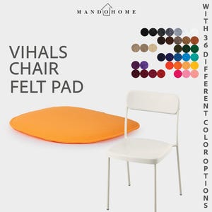 Puede incluir: Un cojín de fieltro naranja se muestra junto a una silla blanca. El texto "VIHALS CHAIR FELT PAD" está encima del cojín. Una carta de colores muestra 36 opciones de color diferentes. La marca "MANDOHOME" está en la parte superior.