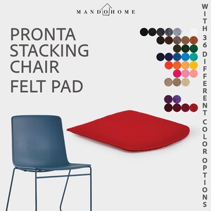 Può includere: Una sedia impilabile blu e un cuscino in feltro rosso. Il testo recita: MANDO HOME, PRONTA STACKING CHAIR FELT PAD, WITH 36 DIFFERENT COLOR OPTIONS. È presente una griglia di 36 piccoli campioni circolari di feltro in vari colori.