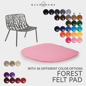 Peut inclure: Une chaise en métal gris avec un motif de branches d'arbre, un coussin en feutre rose et un nuancier avec 36 options. Le texte indique "FOREST FELT PAD".