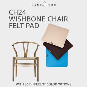 Op de afbeelding: Een houten CH24 Wishbone stoel met een geweven zitting wordt getoond naast drie vilten kussens in beige, bruin en blauw. De afbeelding bevat de tekst "CH24 Wishbone Chair Felt Pad" en "With 36 Different Color Options."