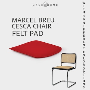 Puede incluir: Un cojín de fieltro rojo para silla Cesca de Marcel Breu, con el logotipo de Mando Home y texto que indica 36 opciones de color diferentes. La silla tiene una estructura tubular cromada con asiento y respaldo de rejilla tejida.