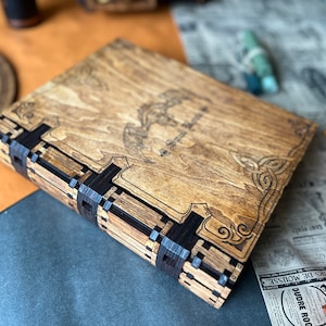 Boîte de dés D&D, livre de sorts, boîte de livre, RPG, donjons et dragons, rangement D&D, dés en bois et rangement d'accessoires, cadeau D&D, livre DM
