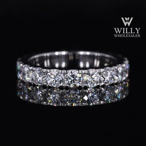 以下が含まれることがあります： パヴェセッティングでセットされた輝くダイヤモンドの列が施されたシルバーバンド