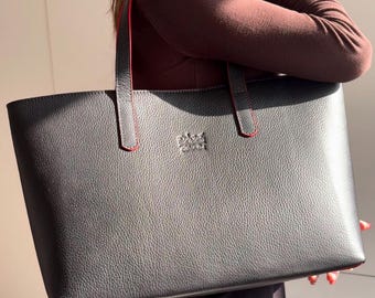 ハンドメイドのブラックレザートートバッグ：レッドスエードの裏地