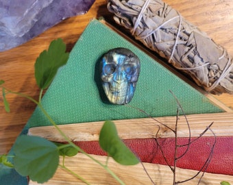 Bunter Schädel Labradorit Schnitzerei