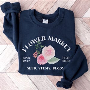 Retro Floral Sweatshirt: Vintage Roses Watercolor Graphic