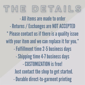K&ouml;nnte beinhalten: Text auf grauem Hintergrund mit dem Titel "THE DETAILS" und einer Liste von Details zu den Shop-Richtlinien und Versandzeiten. Der Text beinhaltet: "Alle Artikel werden auf Bestellung gefertigt", "R&uuml;ckgaben / Umtausch werden NICHT AKZEPTIERT", "Bearbeitungszeit 2-5 Werktage", "Versandzeit 4-7 Werktage", "ANPASSUNG ist kostenlos!" und "Langlebige Direktdruck-Textildruck".