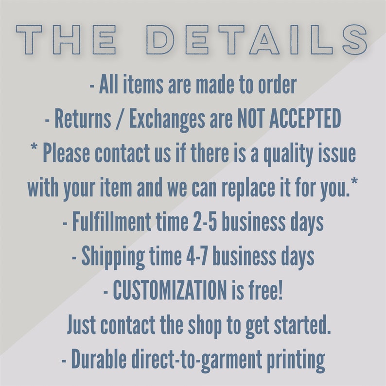 K&ouml;nnte beinhalten: Text auf grauem Hintergrund mit dem Titel "THE DETAILS" und einer Liste von Details zu den Shop-Richtlinien und Versandzeiten. Der Text beinhaltet: "Alle Artikel werden auf Bestellung gefertigt", "R&uuml;ckgaben / Umtausch werden NICHT AKZEPTIERT", "Bearbeitungszeit 2-5 Werktage", "Versandzeit 4-7 Werktage", "ANPASSUNG ist kostenlos!" und "Langlebige Direktdruck-Textildruck".