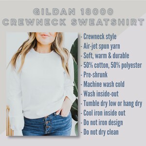 Puede incluir: Una sudadera blanca de cuello redondo con el texto "GILDAN 18000 CREWNECK SWEATSHIRT" en la parte superior. La sudadera est&aacute; hecha de una mezcla de 50% algod&oacute;n y 50% poli&eacute;ster. Es preencogida y lavable a m&aacute;quina.
