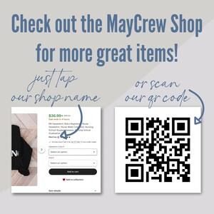 Puede incluir: Una sudadera negra con el texto "MayCrew" en la parte delantera. La sudadera tiene un precio de 36,99 $ y se describe como una "Sudadera de enfermera retro". Tambi&eacute;n se muestra un c&oacute;digo QR con el texto "o escanea nuestro c&oacute;digo QR".